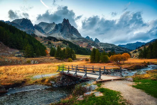 Original landscape photo of a mountain valley and wooden bridge, carrying 61 hidden metadata fields
