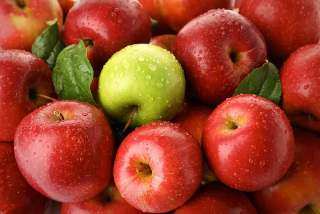 The apple photo converted to JPG, 488 KB